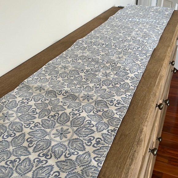 House & Garden Table Runner - Picture 1 of 6